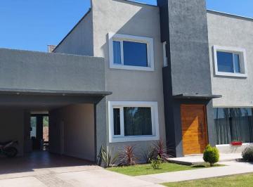 Casa · 260m² · 8 Ambientes · 3 Cocheras · Venta Hermosa Casa de Categoria en San Rafael