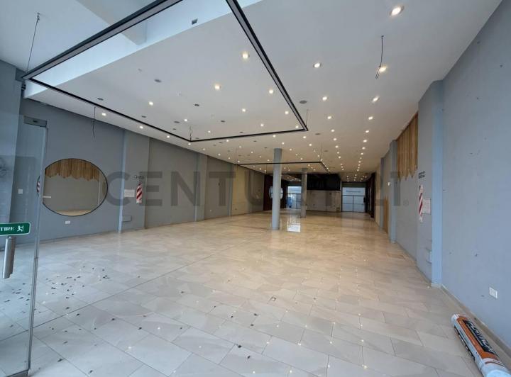 Local comercial · 260m² · 10 Ambientes · 6 Cocheras