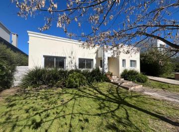 Casa · 145m² · 4 Ambientes · 3 Cocheras · Alquiler Casa en Santa Guadalupe, 4 Ambientes. Pilar