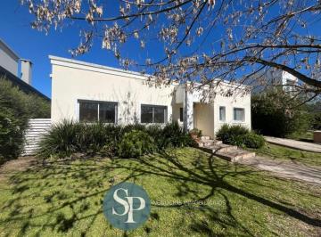 Casa · 145m² · 4 Ambientes · 3 Cocheras · Alquiler Casa en Santa Guadalupe, 4 Ambientes. Pilar