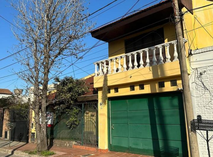 Casa · 219m² · 5 Ambientes · 2 Cocheras