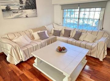 Casa de 6 ambientes, Villa Urquiza · Casa en Venta. 6 Ambientes. 5 Dorm.. Cochera. Terraza, Quincho y Parrilla.