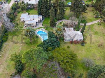 Casa · 250m² · 7 Ambientes · 1 Cochera · Fracción de 8.133 m² con 2 Casas, Gran Parque y Pileta en Villa Elisa