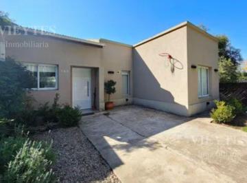 Casa · 70m² · 3 Ambientes · 2 Cocheras · Casa en Alquiler en Barrio Abierto