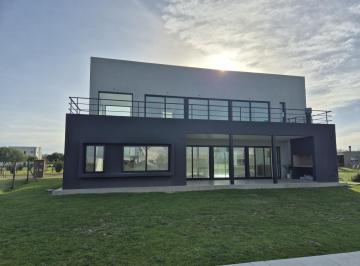 Casa · 170m² · 5 Ambientes · 4 Cocheras · Venta Casa 5 Ambientes con Pileta San Sebastian Area 8