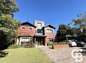 Casa · 255m² · 5 Dormitorios · 5 Cocheras · Casa en Venta 8 Ambientes C/ Pileta - Santa Silvina, Pilar
