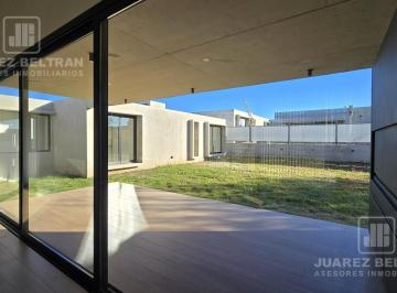 Casa · 203m² · 6 Ambientes · 2 Cocheras · Venta - Casoria Casas Village - 3 Dorm. - 1 Planta