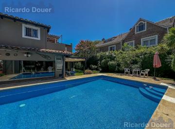 Casa · 228m² · 6 Ambientes · 1 Cochera · Casa en Alquiler