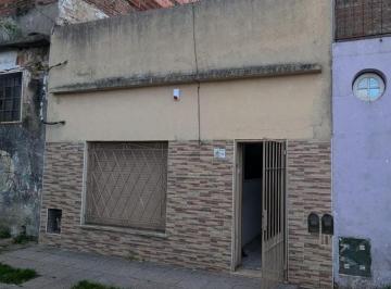 Casa · 66m² · 2 Ambientes · Alquiler Casa 2 Amb y 1/2. Lanús Oeste Mármol Al 700