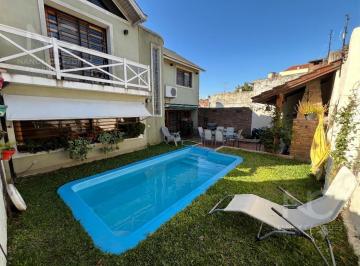Casa · 230m² · 6 Ambientes · Casa en Venta de 6 Ambientes con Pileta en Venta en Bernal Barrio Parque!