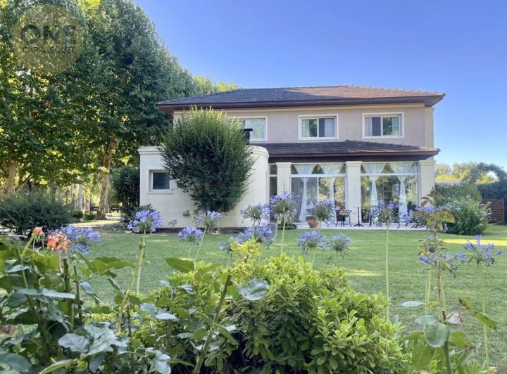 Casa · 250m² · 5 Ambientes · 4 Cocheras