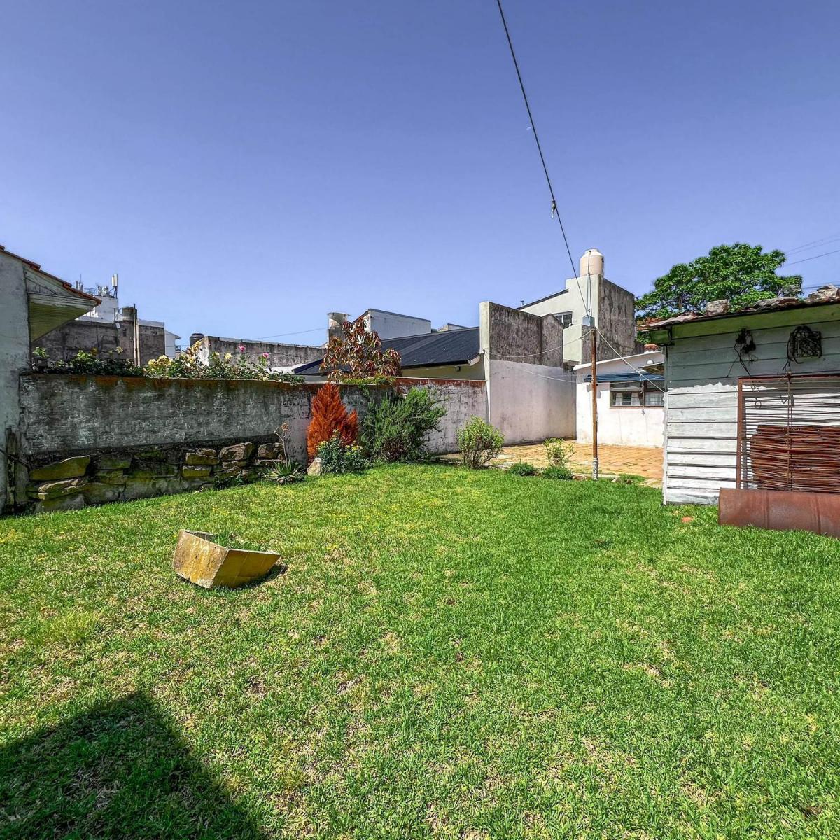 Casa cuatro ambientes con parque + local de 34m2 al frente