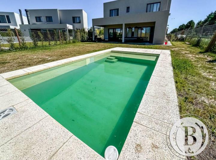 Casa · 174m² · 4 Ambientes · 4 Cocheras