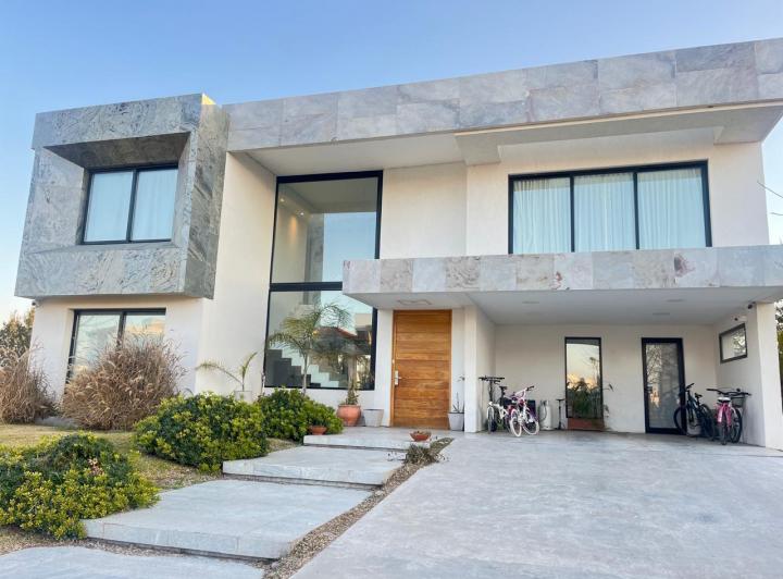 Casa · 890m² · 6 Ambientes · 2 Cocheras