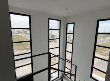 Casa · 95m² · 3 Ambientes · 1 Cochera · Duplex en Esquina en Venta en Docta, 2 Dorm.