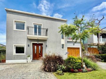 Casa · 250m² · 6 Ambientes · 1 Cochera · Venta Casa Barrio Privado Adrogue