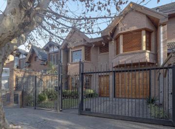 Casa · 242m² · 5 Ambientes · 2 Cocheras · Venta de Casa 5 Ambientes con Piscina, Gimnasio y Quincho en Villa Sarmiento