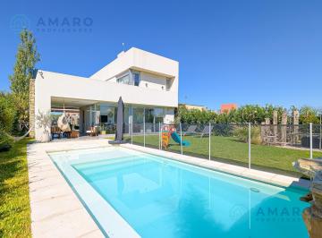 Casa · 172m² · 5 Ambientes · 2 Cocheras · Venta · Casa · 4 Dorm. · Quincho · Piscina · Apta Credito · Funes