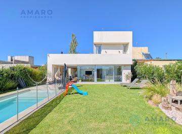 Casa · 172m² · 5 Ambientes · 2 Cocheras · Venta · Casa · 4 Dorm. · Quincho · Piscina · Apta Credito · Funes