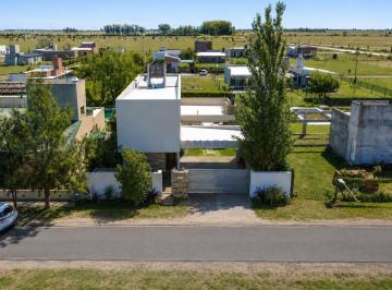 Casa · 172m² · 5 Ambientes · 2 Cocheras · Venta · Casa · 4 Dorm. · Quincho · Piscina · Apta Credito · Funes