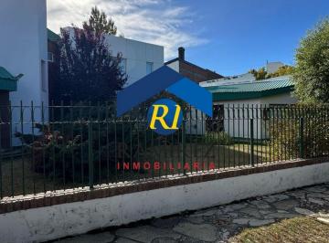 Casa · 650m² · Casa en Venta - Santa Cruz - Rio Gallegos - Barrio Jardin - Soldado Ortega Nº72