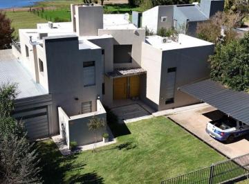 Casa · 2 Cocheras · Casa en Venta - Córdoba - Calamuchita - Villa del Dique - Playa Grande N.356