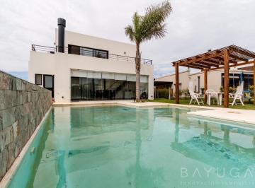 Casa · 179m² · 5 Ambientes · 7 Cocheras · Venta - Casa en Santa Elena - Pilar del Este