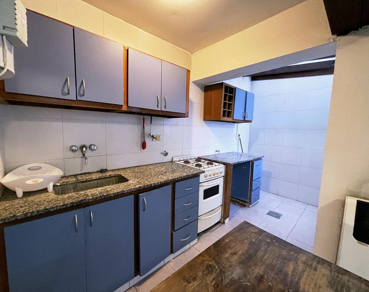Departamento en La Perla – Ambiente dividido con patio