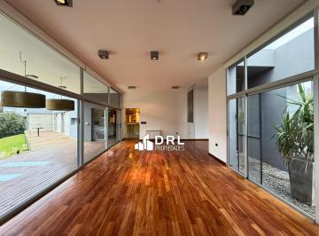 Casa · 300m² · 7 Ambientes · 2 Cocheras · Casa en Venta en La Rufina