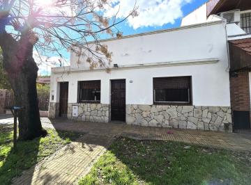 Casa · 100m² · 3 Ambientes · Casa Opcional 2 Familias con Potencial a Remodelar con Patio y Terraza
