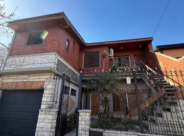 Casa de 7 ambientes, Lanús · Casa + Departamento. Ideal Dos Familias. Fondo, Quincho, Cochera.