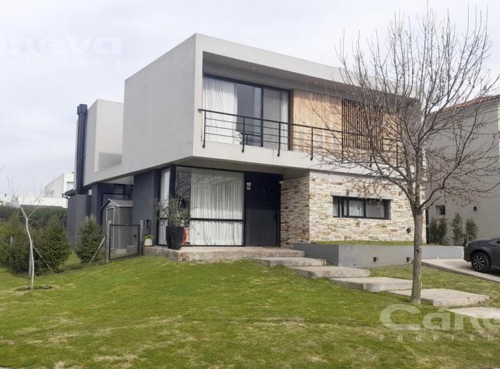 Casa · 255m² · 7 Ambientes · 3 Cocheras