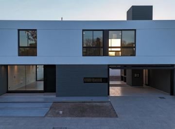 Casa · 265m² · 6 Ambientes · 4 Cocheras · Venta de Casa en Campo Chico