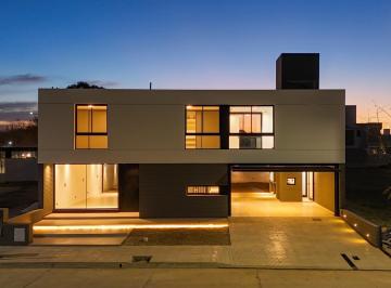 Casa · 265m² · 6 Ambientes · 4 Cocheras · Venta de Casa en Campo Chico