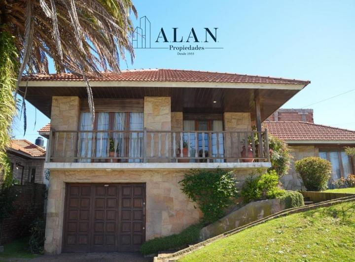 Casa · 176m² · 4 Ambientes · 2 Cocheras