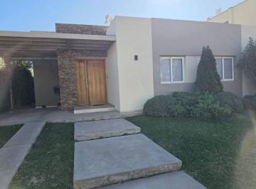 Casa de 4 ambientes, Carrodilla · Casa en Alquiler C/ Cochera en Carrodilla