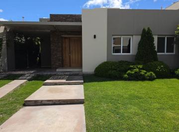 Casa de 4 ambientes, Carrodilla · Casa en Alquiler C/ Cochera en Carrodilla