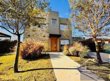 Casa · 180m² · 5 Ambientes · Casa en San Ramiro, Pilar del Este