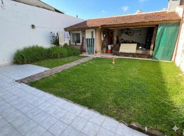 Casa · 128m² · 3 Ambientes · 2 Cocheras · Chalet de 2 Plantas en Venta en Martinez con Jardín, Quincho y Cochera Pasante
