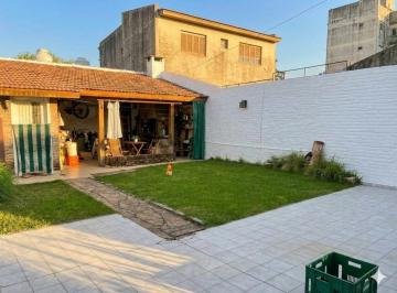 Casa · 128m² · 3 Ambientes · 2 Cocheras · Chalet de 2 Plantas en Venta en Martinez con Jardín, Quincho y Cochera Pasante