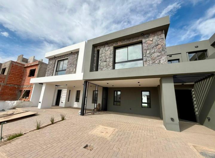 Casa · 110m² · 4 Ambientes · 2 Cocheras