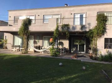 Casa · 300m² · 5 Dormitorios · Enero, 2020
