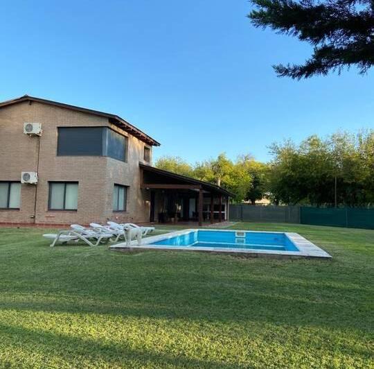 Casa · 417m² · 6 Ambientes · 2 Cocheras