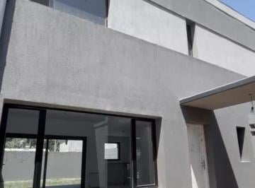 Casa · 100m² · 4 Ambientes · 1 Cochera · Casa en Venta. Tipo Dúplex de 100 m² Construidos en Lote de 170 m². Moderna y Cómoda.