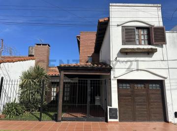Casa · 200m² · 5 Ambientes · 1 Cochera · Chalet de Estilo de 5 Ambientes en San José, con Parque. Apto Crédito.
