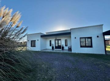 Casa · 185m² · 4 Ambientes · 1 Cochera · Casa en Venta en Pergamino con Pileta