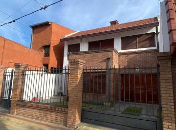Casa · 250m² · 4 Ambientes · 4 Cocheras · Casa de Categoria en Venta en 16 E/ 33 y 34