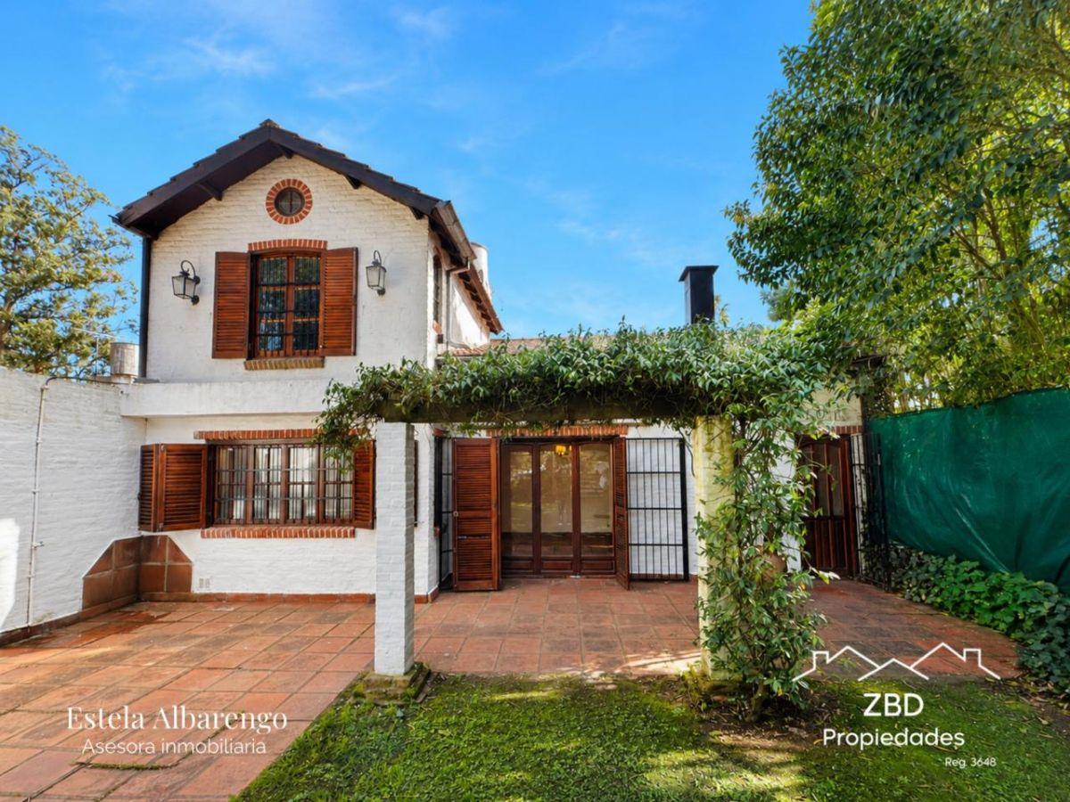 Chalet en dos plantas con gran parque y entrada para 4 autos