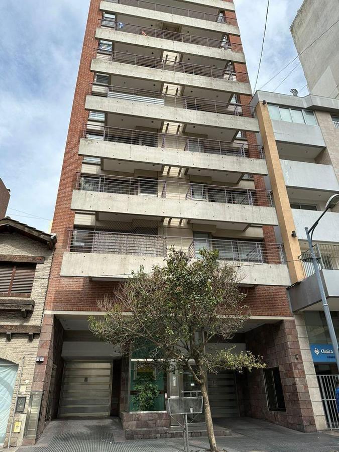 Departamento 2 ambientes pocos años a mts. De Plaza Mitre