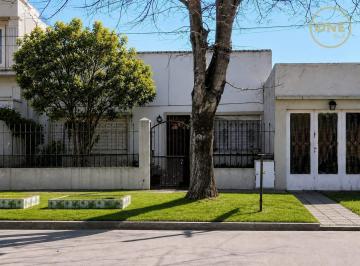 Casa · 136m² · 3 Ambientes · 4 Cocheras · Casa de 2 Dorm. con Jardín y Garage Para 4 Autos